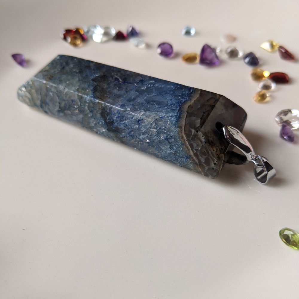 100 carats Purple Agate pendant w/ collar